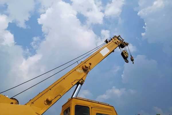 The Benefits of Hiring a Full-Service Crane and Rigging Provider