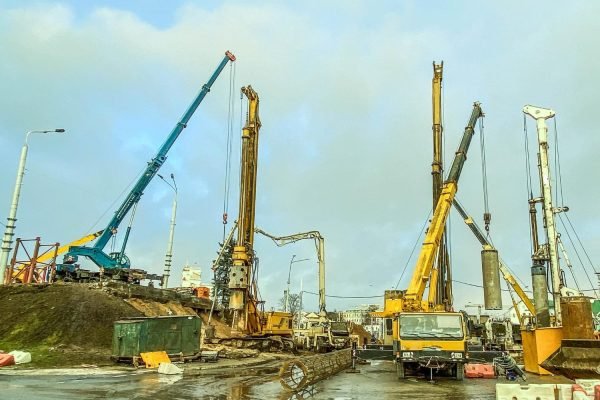 Top Benefits of Renting Cranes for Your Business